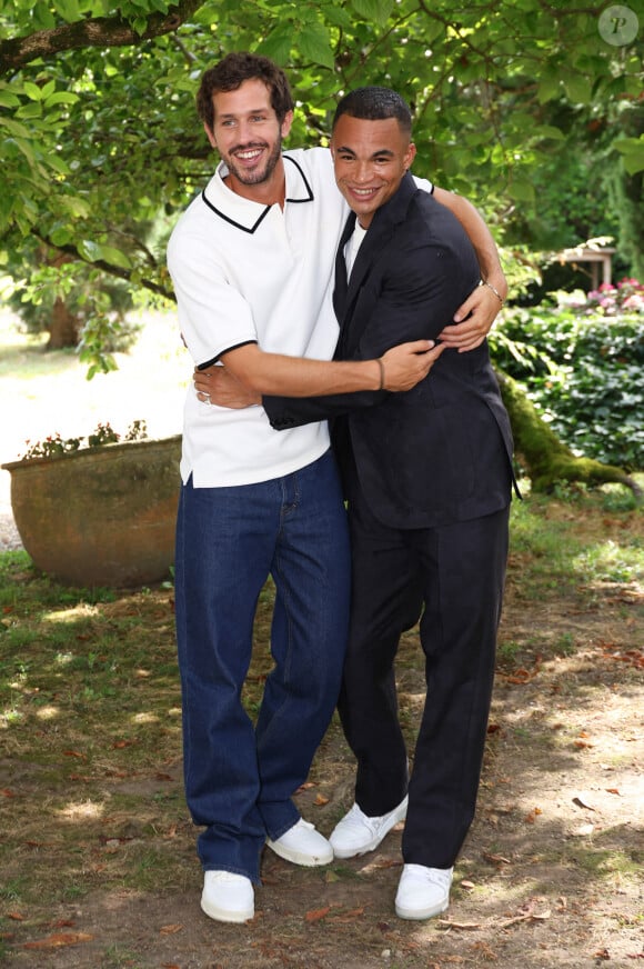 Les deux comédiens se connaissent de longue date et ont joué des scènes d'amour dans le film
Victor Belmondo et Théo Christine - Photocall du film "Vivre, Mourir, Renaître' " lors de la 17ème édition du Festival du Film Francophone de Angoulême (FFA). Le 30 août 2024 © Coadic Guirec / Bestimage