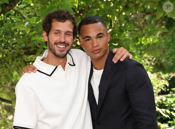 Une situation pas simple mais qu'ils ont appréhendé avec professionnalisme et beaucoup de communication
Victor Belmondo et Théo Christine - Photocall du film "Vivre, Mourir, Renaître' " lors de la 17ème édition du Festival du Film Francophone de Angoulême (FFA). Le 30 août 2024 © Coadic Guirec / Bestimage