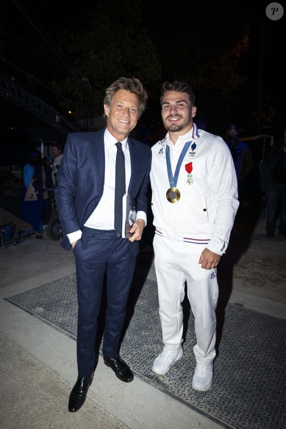 Laurent Delahousse et Antoine Dupont - Backstage - Personnalités sur le plateau de l'émission "Paris 2024 : merci! La grande soirée événement" sur les Champs-Elysées à Paris, à l'occasion des Jeux Olympiques et Paralympiques Paris 2024, diffusée en direct sur France 2, le 14 septembre 2024 © Perusseau-Ramsamy / Bestimage 