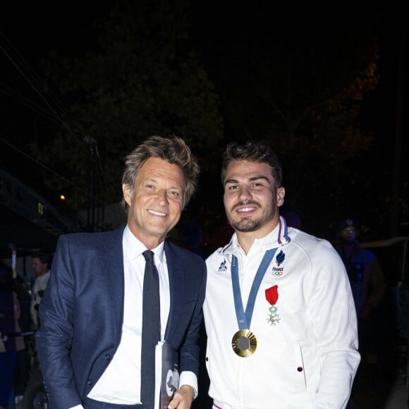 Laurent Delahousse et Antoine Dupont - Backstage - Personnalités sur le plateau de l'émission "Paris 2024 : merci! La grande soirée événement" sur les Champs-Elysées à Paris, à l'occasion des Jeux Olympiques et Paralympiques Paris 2024, diffusée en direct sur France 2, le 14 septembre 2024 © Perusseau-Ramsamy / Bestimage 