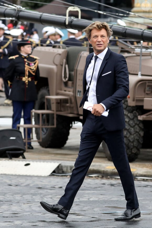 Le journaliste Laurent Delahousse lors du défilé militaire du Jour de la Bastille sur l'avenue des Champs Elysées, à Paris, France, le 14 juillet 2021. © Stéphane Lemouton/Bestimage 