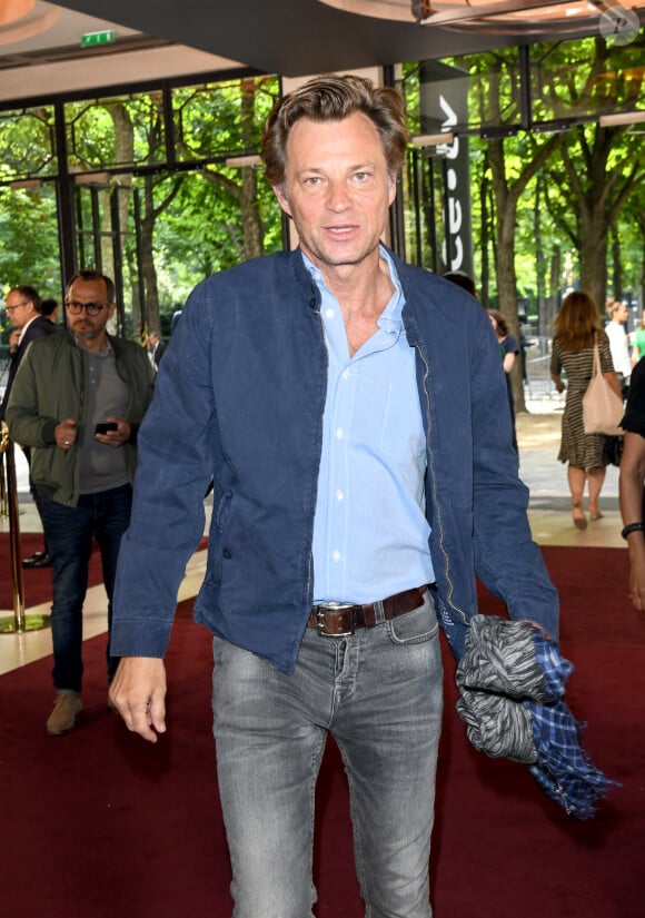 Il raconte : "On a essayé de garder la tête hors de l'eau. Mais produire des documentaires ça coûte cher et ne rapporte pas beaucoup d'argent."
Laurent Delahousse au photocall de la conférence de presse de France 2 au théâtre Marigny à Paris le 18 juin 2019 © Coadic Guirec / Bestimage 