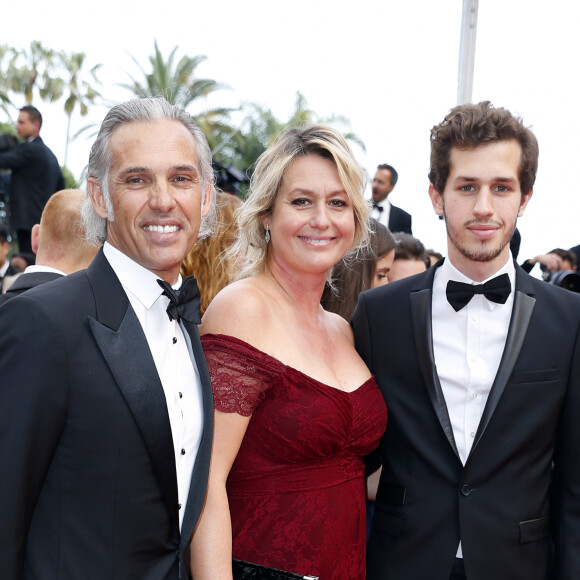 Paul Belmondo (habillé en Lanvin), sa femme Luana et leur fils Victor - Montée des marches de la cérémonie de clôture du 69ème Festival International du Film de Cannes.. © Olivier Borde-Cyril Moreau/Bestimage