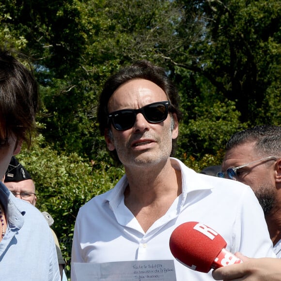 Anthony Delon et son demi-frère Alain-Fabien découvrent les hommages devant les grilles de la propriété de Douchy, quelques heures avant les obsèques de leur père, A.Delon, le 24 août 2024. Décédé le 18 août 2024, l'acteur a rendu son dernier souffle, entouré des siens dans sa propriété de Douchy, où il sera inhumé, le 24 août 2024 vers 17 heures dans une chapelle, construite il y a une vingtaine d'années. 