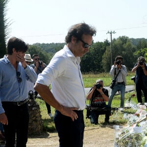 Anthony Delon et son demi-frère Alain-Fabien découvrent les hommages devant les grilles de la propriété de Douchy, quelques heures avant les obsèques de leur père, A.Delon, le 24 août 2024. Décédé le 18 août 2024, l'acteur a rendu son dernier souffle, entouré des siens dans sa propriété de Douchy, où il sera inhumé, le 24 août 2024 vers 17 heures dans une chapelle, construite il y a une vingtaine d'années. 