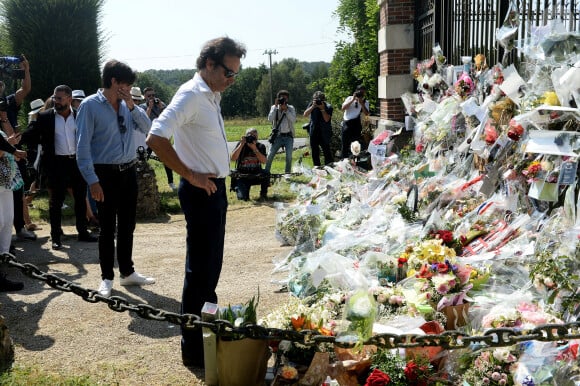 Anthony Delon et son demi-frère Alain-Fabien découvrent les hommages devant les grilles de la propriété de Douchy, quelques heures avant les obsèques de leur père, A.Delon, le 24 août 2024. Décédé le 18 août 2024, l'acteur a rendu son dernier souffle, entouré des siens dans sa propriété de Douchy, où il sera inhumé, le 24 août 2024 vers 17 heures dans une chapelle, construite il y a une vingtaine d'années. 