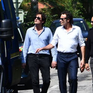 Anthony Delon et son demi-frère Alain-Fabien découvrent les hommages devant les grilles de la propriété de Douchy, quelques heures avant les obsèques de leur père, A.Delon, le 24 août 2024. Décédé le 18 août 2024, l'acteur a rendu son dernier souffle, entouré des siens dans sa propriété de Douchy, où il sera inhumé, le 24 août 2024 vers 17 heures dans une chapelle, construite il y a une vingtaine d'années. 