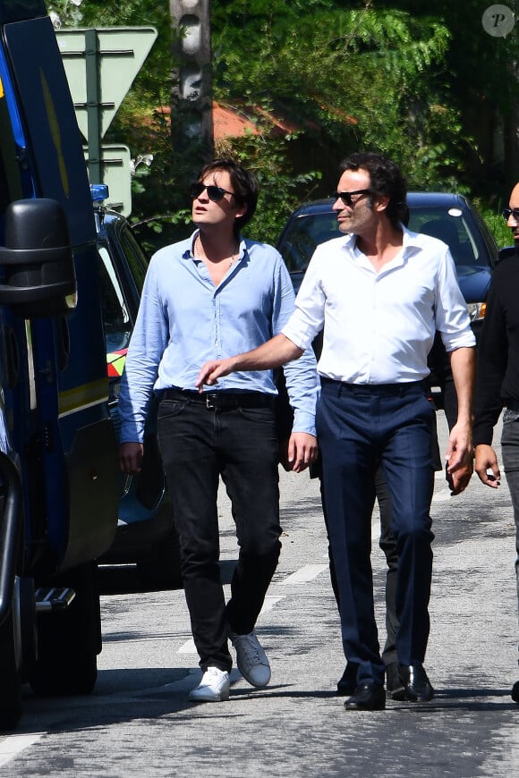 Anthony Delon et son demi-frère Alain-Fabien découvrent les hommages devant les grilles de la propriété de Douchy, quelques heures avant les obsèques de leur père, A.Delon, le 24 août 2024. Décédé le 18 août 2024, l'acteur a rendu son dernier souffle, entouré des siens dans sa propriété de Douchy, où il sera inhumé, le 24 août 2024 vers 17 heures dans une chapelle, construite il y a une vingtaine d'années. 