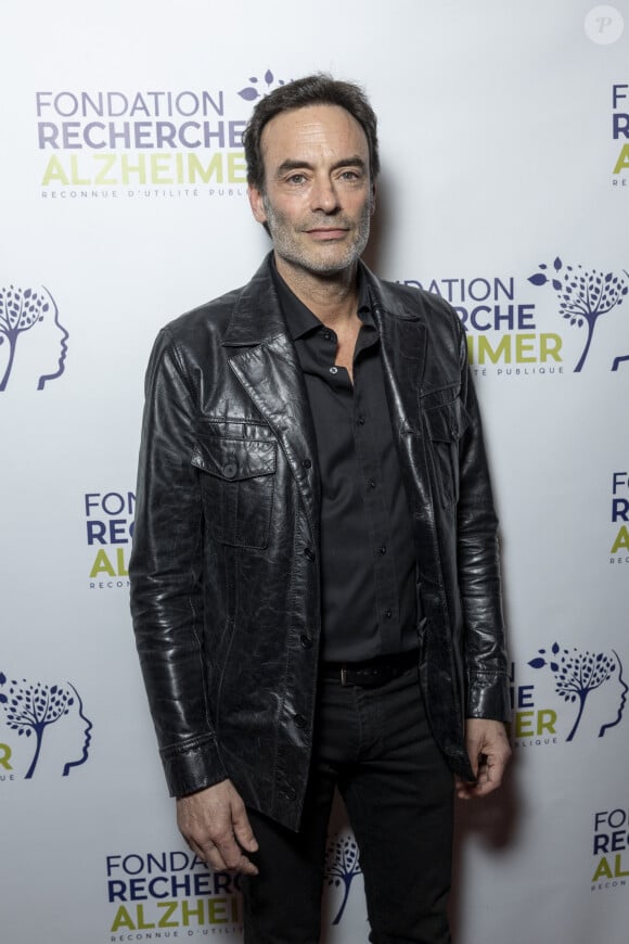 Anthony Delon se rend régulièrement à Douchy, où vit désormais Alain-Fabien avec Loubo
Anthony Delon au photocall du concert du gala des 20 ans de la fondation Recherche Alzheimer "2 générations chantent pour la 3ème" à l'Olympia à Paris le 18 mars 2024. © Cyril Moreau / Bestimage 