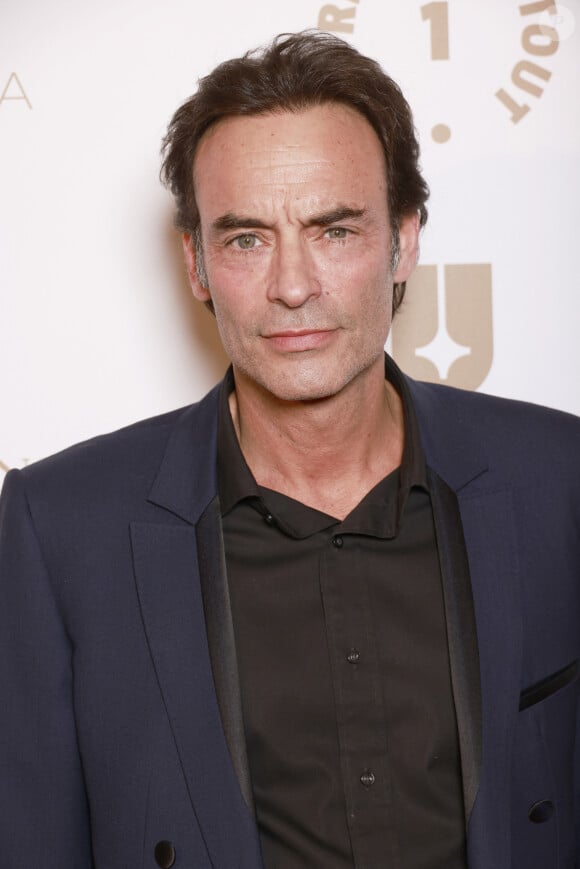 Anthony Delon - Photocall de la 10ème édition du "Global Gift Gala 2022" au Four Seasons Hotel George V à Paris le 19 novembre 2022. Ce traditionnel dîner de charité organisé chaque année par Thierry Martino qui en assure les Relations Publiques, a pour vocation de collecter des fonds en faveur de Global Gift Foundation et de Eva Longoria Foundation. Leur mission est de venir en aide aux femmes et aux enfants partout où cela est nécessaire, notamment en soutenant financièrement des projets associatifs ciblés permettant d'améliorer le quotidien des personnes en situation de précarité. Chaque année la Fondation Global Gift choisit également une association locale afin de lui reverser une part des bénéfices de la soirée. Cette année c'est l'association " Un Rien C'est Tout " présidée par Cécile Duffau qui a été choisie. Cette association défend 4 grandes causes qui sont : le droit à la dignité, l'enfance, la santé et l'environnement. En tout ce sont plus de 190 projets réalisés et près de 3 millions d'euros collectés depuis sa création en 2016. Outre Eva Longoria, de nombreux invités ont foulé le tapis rouge. Christophe Beaugrand et Béatrice Rosen ont endossé les rôles de Maitre et Maîtresse de Cérémonie. (En français pour lui, en anglais pour elle) Pour l'animation musicale, la Fondation a pu compter sur la présence de Camille Lellouche qui a subjugué l'assistance du Global Gift Gala en reprenant quelques-uns de ses succès, ainsi que de la participation surprise d'Hélène Segara qui est montée à l'improviste sur scène pour entonner son tube " Il y a trop de gens qui t'aiment " devant un parterre d'invités conquis. Une vente aux enchères s'est déroulée sous la houlette de Julien Brunie, DG de Christie's, dévoilant des lots d'exception tels qu'une peinture d'Auguste, l'artiste phare du french pop Art, un dîner avec Eva Longoria herself ... ou bien encore une sculpture de Richard Orlinski (qui a reçu le Global Gift Utopia Award des mains d'Eva Longoria récompensant ses engagements humanitaires, tout comme l'entrepreneur espagnol, Javier Garcia qui lui a reçu le Global Gift Philanthropreneur Award) La soirée a pu être imaginée grâce au soutien des sponsors UTOPIA Avatars, (Société basée sur l'écosystème NFT utilisant la puissance de la blockchain pour amplifier sa mission de sensibilisation à la construction d'un monde plus éthique) ainsi que de la marque de bijoux APM Monaco qui a, pour l'occasion, paré Eva Longoria de magnifiques créations. Quant au diner, signé Christian Le Squer, Chef étoilé du restaurant " Le Cinq ", il fut sublimé grâce aux vins Château Enclos Haut Mazeyres, Appellation POMEROL, et les champagnes BOLL&Cie. © Christophe Aubert via Bestimage 