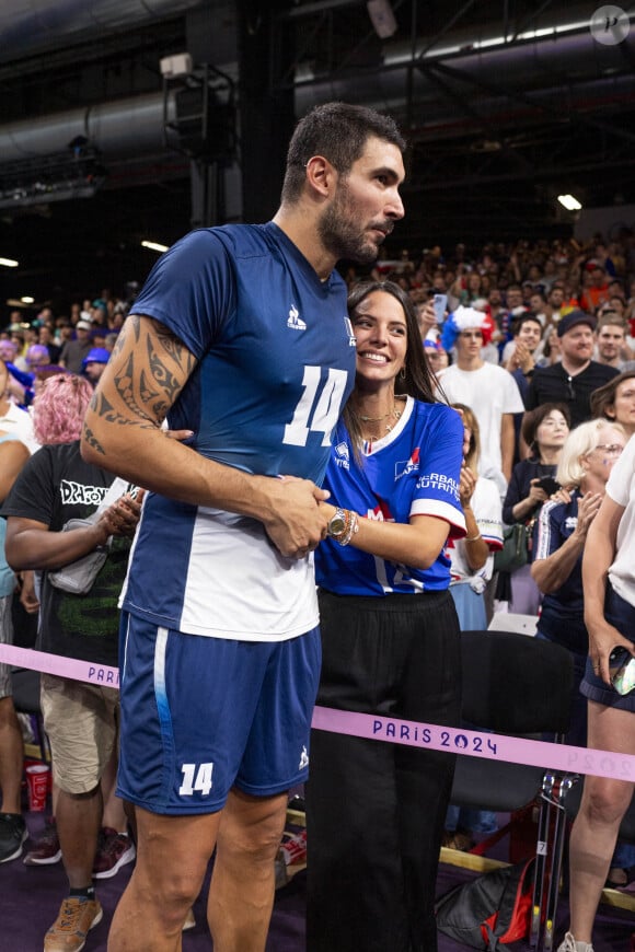 Nicolas Le Goff et sa compagne Ambre (Koh Lanta) - Victoire de l'équipe de France de volley ball en finale face à la Pologne (25-19, 25-20, 25-23) aux Jeux Olympiques de Paris2024 (JO), le 10 août 2024. © Jacovides / Perusseau / Bestimage