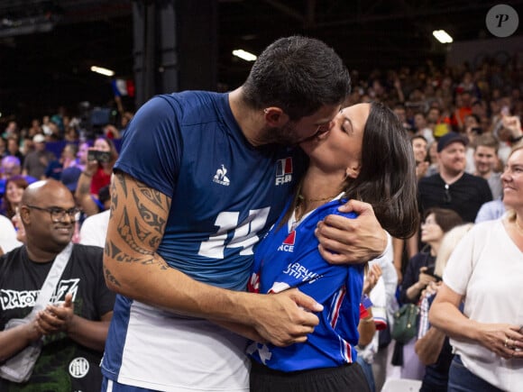 Nicolas Le Goff et sa compagne Ambre (Koh Lanta) - Victoire de l'équipe de France de volley ball en finale face à la Pologne (25-19, 25-20, 25-23) aux Jeux Olympiques de Paris2024 (JO), le 10 août 2024. © Jacovides / Perusseau / Bestimage