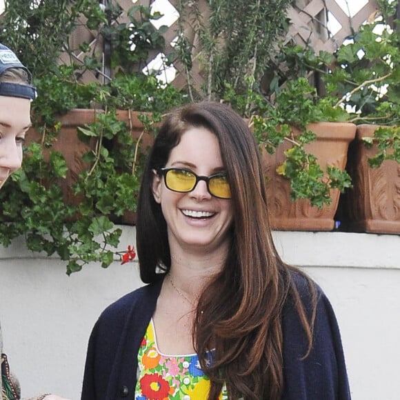 Lana Del Rey va déjeuner avec sa soeur Caroline Grant au restaurant "Il Pastaio" à Beverly Hills, le 22 janvier 2015.