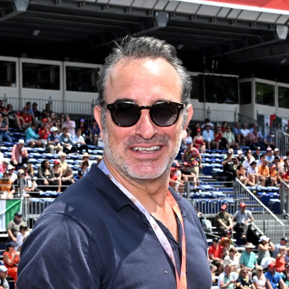 et de sa grande couronne. Elle se situe dans le Sud-Ouest où il a des attaches. Par sa mère, Jean Dujardin a des origines à Lesparre mais il a surtout une maison à Soulac, 
Jean Dujardin - People lors du 80ème Grand Prix de Monaco de Formule 1 à Monaco le 28 mai 2023. © Bruno Bebert/bestimage 