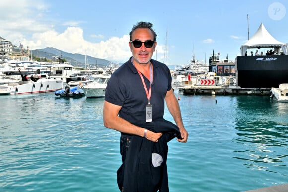 Après avoir possédé une maison dans le sud de la France, il a investi à Soulac par amour pour "cette côte". "Je m'y sens bien, tranquille", a-t-il confié.
Jean Dujardin - People lors du 80ème Grand Prix de Monaco de Formule 1 à Monaco le 28 mai 2023. © Bruno Bebert/bestimage 