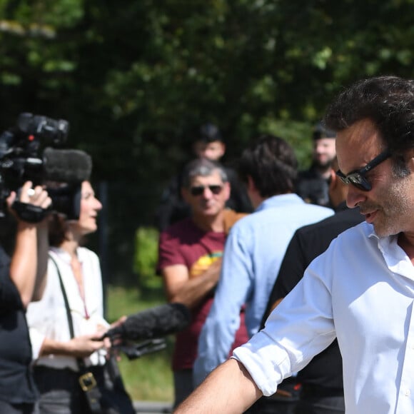 Anthony Delon et son demi-frère Alain-Fabien découvrent les hommages devant les grilles de la propriété de Douchy, quelques heures avant les obsèques de leur père, A.Delon, le 24 août 2024.