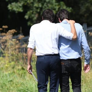 Anthony Delon et son demi-frère Alain-Fabien découvrent les hommages devant les grilles de la propriété de Douchy, quelques heures avant les obsèques de leur père, A.Delon, le 24 août 2024.