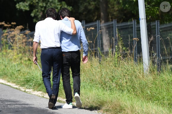 Anthony Delon et son demi-frère Alain-Fabien découvrent les hommages devant les grilles de la propriété de Douchy, quelques heures avant les obsèques de leur père, A.Delon, le 24 août 2024.