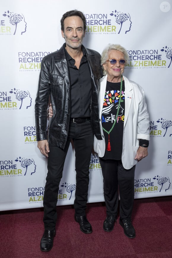 Les profits seront reversés à la fondation pour la Recherche sur la maladie d'Alzheimer, à laquelle est très attachée l'amie de la famille Véronique de Villèle
Anthony Delon, Véronique de Villèle au photocall du concert du gala des 20 ans de la fondation Recherche Alzheimer "2 générations chantent pour la 3ème" à l'Olympia à Paris le 18 mars 2024. © Cyril Moreau / Bestimage