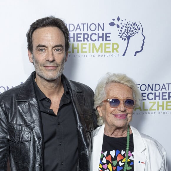 Les profits seront reversés à la fondation pour la Recherche sur la maladie d'Alzheimer, à laquelle est très attachée l'amie de la famille Véronique de Villèle
Anthony Delon, Véronique de Villèle au photocall du concert du gala des 20 ans de la fondation Recherche Alzheimer "2 générations chantent pour la 3ème" à l'Olympia à Paris le 18 mars 2024. © Cyril Moreau / Bestimage