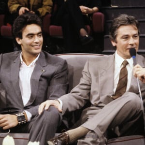 à l'image de la carrière de son père.
Archives - En France, à Paris, sur le plateau de Sacrée Soirée, Anthony Delon et son père Alain Delon en décembre 1988.