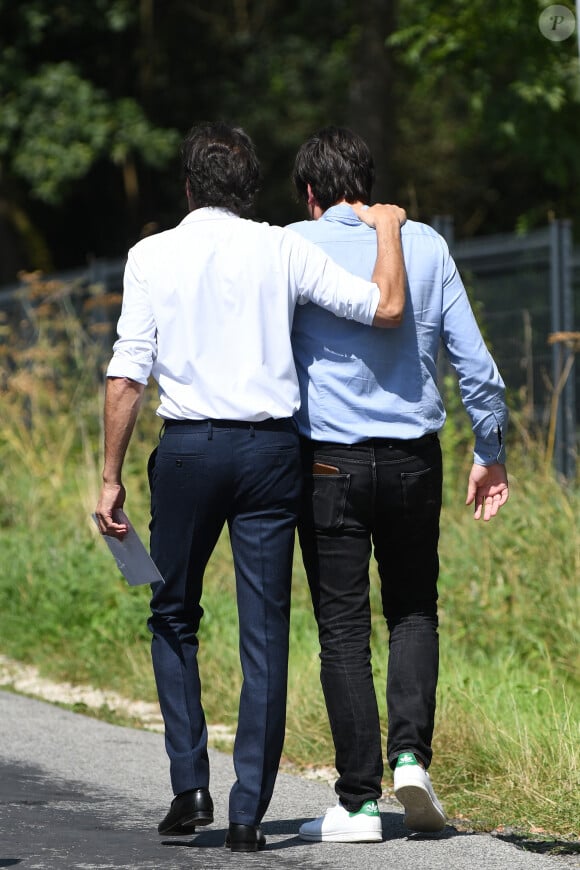 Anthony Delon et son demi-frère Alain-Fabien découvrent les hommages devant les grilles de la propriété de Douchy, quelques heures avant les obsèques de leur père, A.Delon, le 24 août 2024.