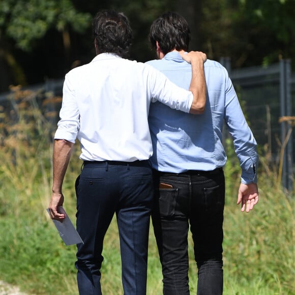 Anthony Delon et son demi-frère Alain-Fabien découvrent les hommages devant les grilles de la propriété de Douchy, quelques heures avant les obsèques de leur père, A.Delon, le 24 août 2024.