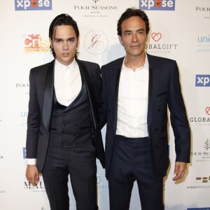 Anthony Delon avec son frère Alain-Fabien Delon au photocall de la 10ème édition du "Global Gift Gala" à l'hôtel Four Seasons George V à Paris, le 3 juin 2019. © Marc Ausset-Lacroix/Bestimage 