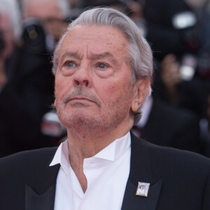 Le 18 août dernier, Alain Delon a rendu son dernier souffle à l'âge de 88 ans, laissant derrière lui des proches et fans éplorés.
Alain Delon (Palme d'Or d'Honneur du 72ème festival de Cannes avec un badge Paris Match d'une ancienne couverture du magazine titrant "Alain Delon, mes deux amours, Rosalie et Anouchka) - Montée des marches du film "A Hidden Life" lors du 72ème Festival International du Film de Cannes. Le 19 mai 2019 