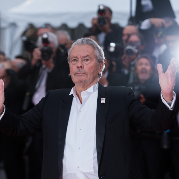 Alain Delon (Palme d'Or d'Honneur du 72ème festival de Cannes avec un badge Paris Match d'une ancienne couverture du magazine titrant "Alain Delon, mes deux amours, Rosalie et Anouchka) - Montée des marches du film "A Hidden Life" lors du 72ème Festival International du Film de Cannes. Le 19 mai 2019 