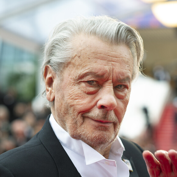 Exclusif - Alain Delon (avec un badge Paris Match d'une ancienne couverture du magazine titrant "Alain Delon, mes deux amours, Rosalie et Anouchka) - Arrivée des people à la montée des marches du film "A Hidden Life" lors du 72ème Festival International du Film de Cannes, le 19 mai 2019. 