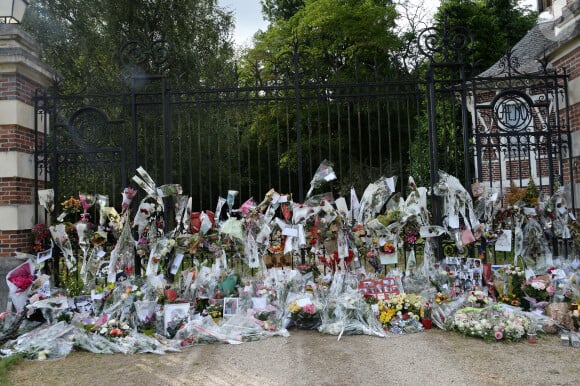 Fleurs et messages déposés par les fans devant la propriété d'Alain Delon à quelques heures des obsèques de l'acteur qui auront lieu dans la chapelle à l'intérieur de sa propriété à Douchy-Montcorbon le 24 août 2024. 