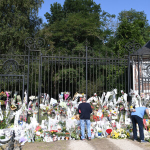 Les hommages se multiplient devant l'entrée de la maison de Alain Delon à Douchy le 22 août 2024. 