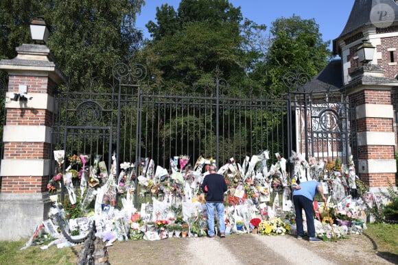 Les hommages se multiplient devant l'entrée de la maison de Alain Delon à Douchy le 22 août 2024. 