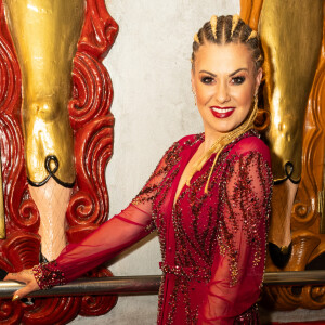 Danseuse emblématique de Danse avec les stars, Katrina Patchett portait une robe rouge aux tonalités cerise et est apparue avec des tresses collées. 
Katrina Patchett - Photocall du défilé de mode Femmes Printemps/Été 2025 "Christophe Guillarmé" lors de la fashion week de Paris. Le 25 septembre 2024 © Jérémy Melloul / Bestimage 