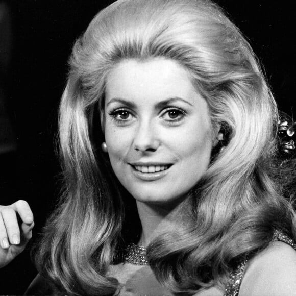 Ce ne sont autres que Frédéric Biousse et Guillaume Foucher, cofondateurs des Domaines de Fontenille, qui ont racheté le lieu d'exception...
5 août 1965 - Londres, Angleterre, Royaume-Uni - L'actrice CATHERINE DENEUVE (née le 22 octobre 1943) est une actrice française doublement récompensée aux César, nommée aux BAFTA Awards et nommée aux Academy Awards. c. années 19760-1970. Photo par © Keystone Press Agency/ZUMA Press Wire/ABACAPRESS.COM