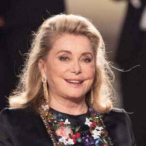 Catherine Deneuve assiste à l'avant-première de Marcello Mio dans le cadre du 77e Festival international du film de Cannes à Cannes, France, le 20 mai 2024. Photo par Aurore Marechal/ABACAPRESS.COM