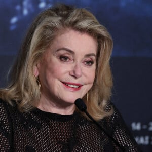 Catherine Deneuve, lors de la conférence de presse 'Marcello Mio' pendant le 77ème Festival International du Film de Cannes, au Palais des Festivals, à Cannes, France, le 22 mai 2024. Photo by Syspeo/Pool/ABACAPRESS.COM