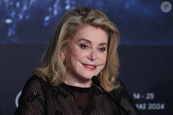 Catherine Deneuve, lors de la conférence de presse 'Marcello Mio' pendant le 77ème Festival International du Film de Cannes, au Palais des Festivals, à Cannes, France, le 22 mai 2024. Photo by Syspeo/Pool/ABACAPRESS.COM