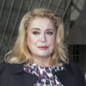 Catherine Deneuve - People au défilé de mode "Louis Vuitton", collection prêt-à-porter printemps-été 2016, à la Fondation Louis Vuitton à Paris. Le 7 Octobre 2015 