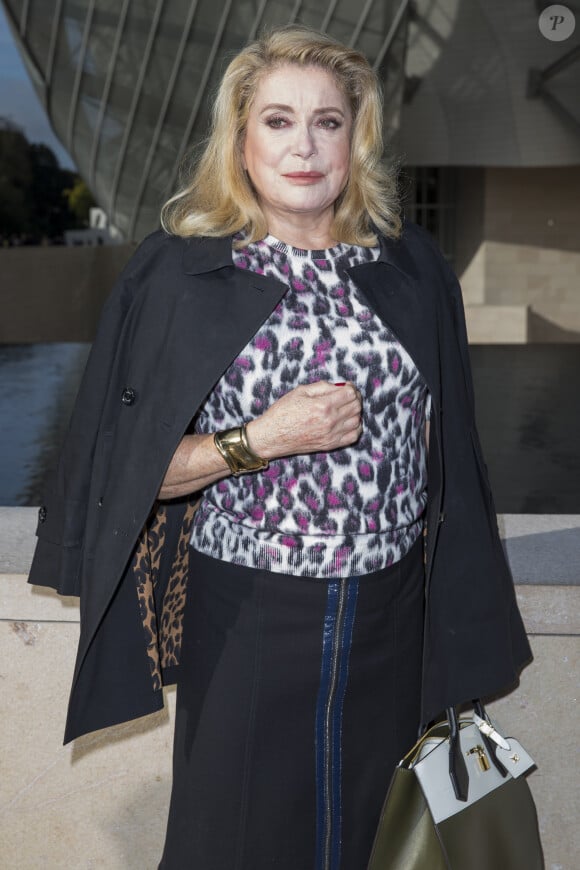 Catherine Deneuve - People au défilé de mode "Louis Vuitton", collection prêt-à-porter printemps-été 2016, à la Fondation Louis Vuitton à Paris. Le 7 Octobre 2015 