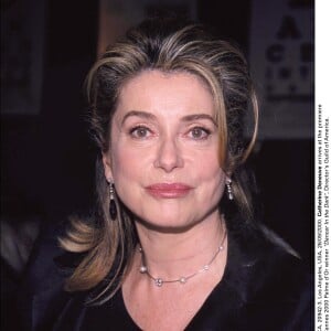 © ABACA. 20942-3. Los Angeles, États-Unis, 26/09/2000. Catherine Deneuve arrive à la première de Dancer In the Dark, lauréat de la Palme d'Or à Cannes en 2000, Director's Guild of America.