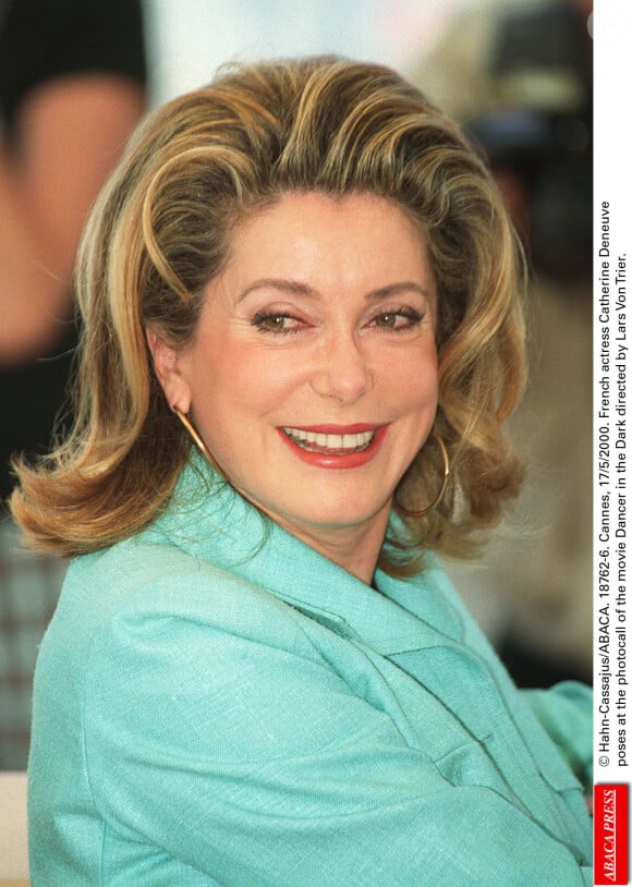 © Hahn-Cassajus/ABACA. Cannes, 17/5/2000. L'actrice française Catherine Deneuve pose lors du photocall du film Dancer in the Dark réalisé par Lars Von Trier.