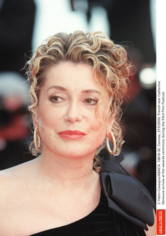 Hahn-Cassajus/ABACA. Cannes, 21/5/2000. La star française Catherine Deneuve arrive à la cérémonie de remise des prix lors du 53ème Festival du Film.