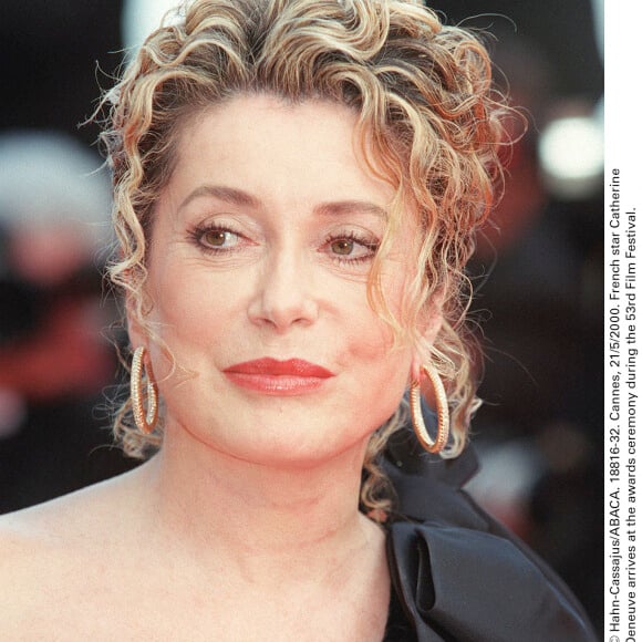 Hahn-Cassajus/ABACA. Cannes, 21/5/2000. La star française Catherine Deneuve arrive à la cérémonie de remise des prix lors du 53ème Festival du Film.