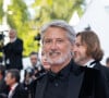 de Caunes a en effet décidé de posséder un lieu dédié à sa réflexion. "Nous sommes dans mon bureau, un grand bureau. J'ai besoin beaucoup d'espace, je travaille seul mais aussi 
Antoine de Caunes - Montée des marches du film " La plus précieuse des marchandises " lors du 77ème Festival International du Film de Cannes, au Palais des Festivals à Cannes. Le 24 mai 2024 © Olivier Borde / Bestimage