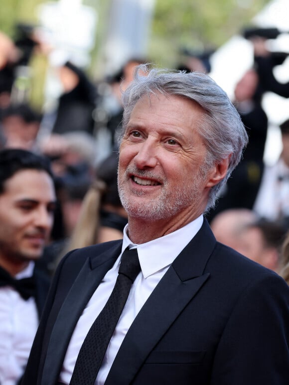 Antoine de Caunes - Montée des marches du film " La passion de Dodin Bouffant " lors du 76ème Festival International du Film de Cannes, au Palais des Festivals à Cannes. Le 24 mai 2023 © Jacovides-Moreau / Bestimage 