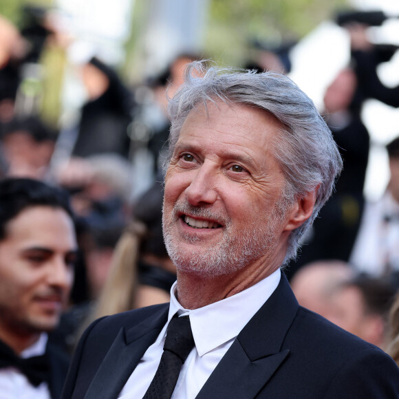 Antoine de Caunes - Montée des marches du film " La passion de Dodin Bouffant " lors du 76ème Festival International du Film de Cannes, au Palais des Festivals à Cannes. Le 24 mai 2023 © Jacovides-Moreau / Bestimage 