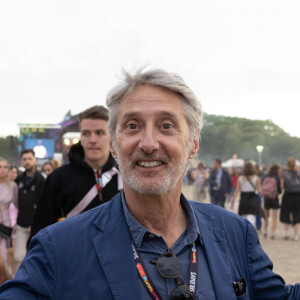 Antoine de Caunes en visite au festival Solidays 2022 à l'hippodrome ParisLongchamp le 26 juin 2022. © Jeremy Melloul/Bestimage 