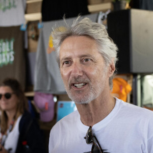 Antoine De Caunes aide les volontaires à la boutique officielle du festival - Festival Solidays 2022 à l'hippodrome ParisLongchamp le 24 juin 2022. © Jeremy Melloul/Bestimage 